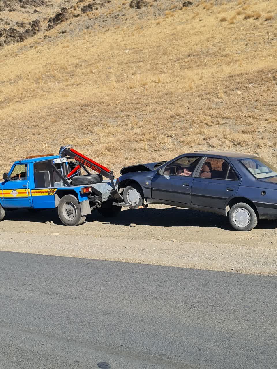 حمل خودرو پژو ۴۰۵ تصادفی از جاده سد اکباتان به صافکاری